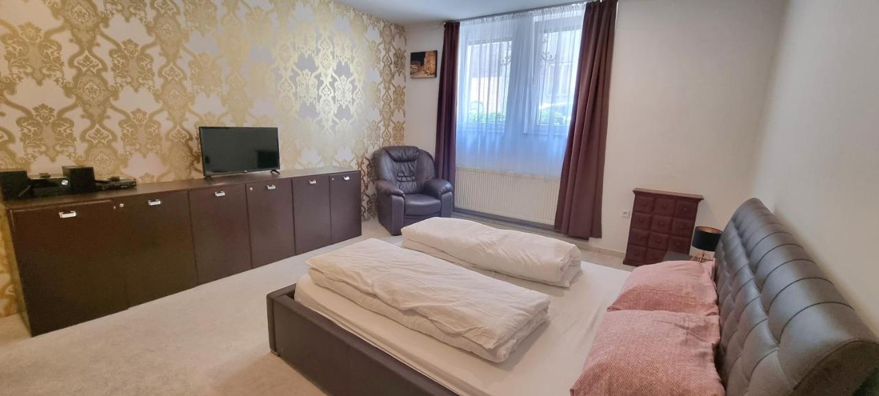 Spacious Apartment In City Center Bratislava Exterior photo