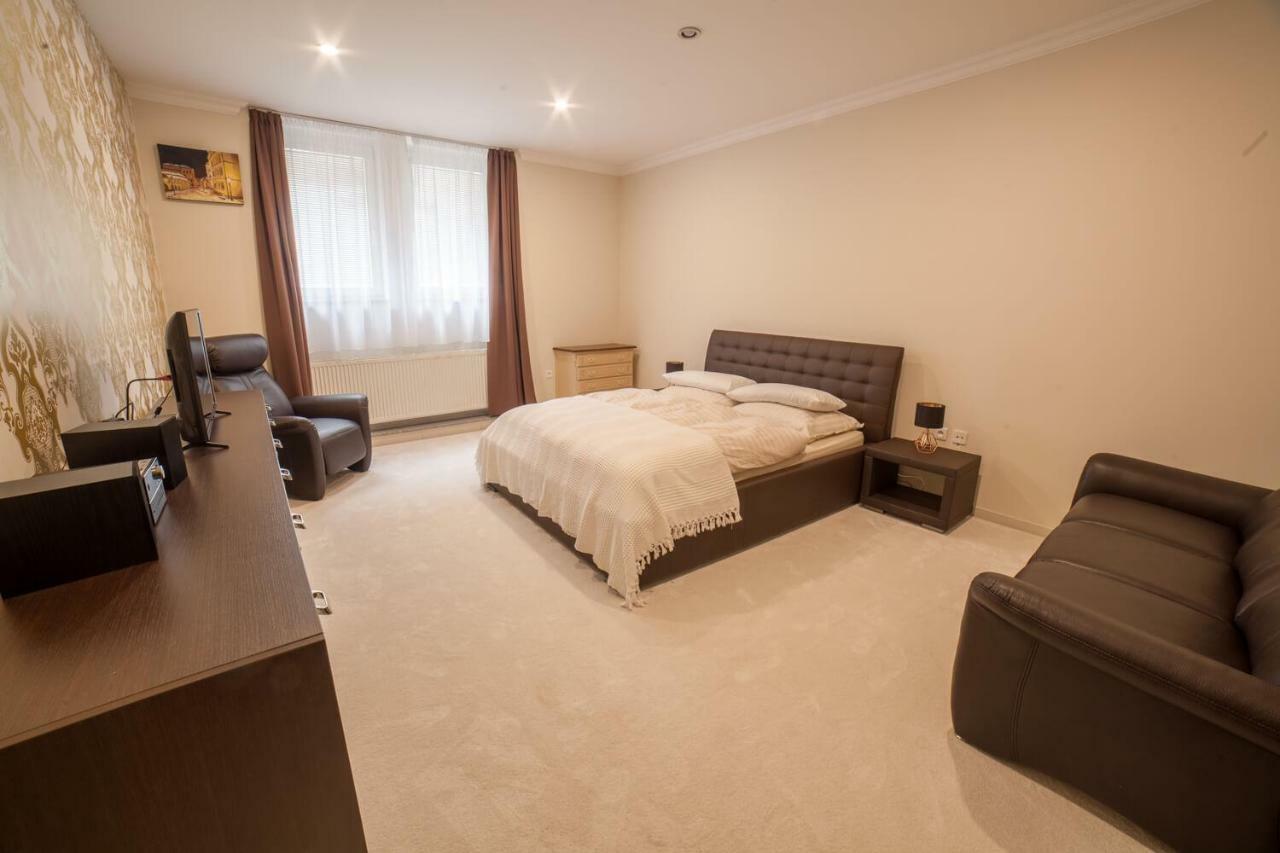 Spacious Apartment In City Center Bratislava Exterior photo